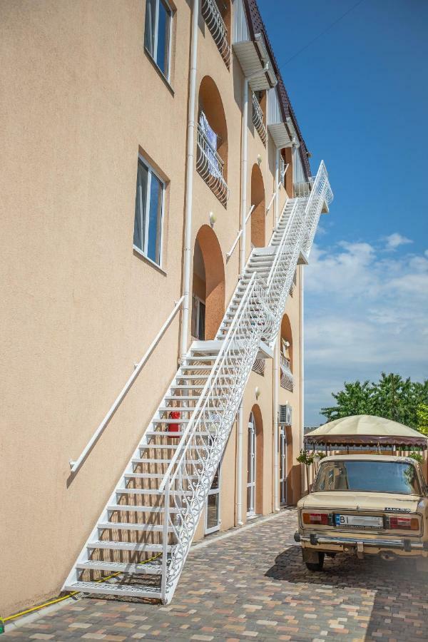 Amalia Hotel Zaliznyy Port Ngoại thất bức ảnh